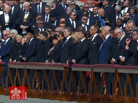 Indonesia Berduka: Jokowi Berdoa di Depan Jenazah Paus Fransiskus Sebuah Penghormatan Tertinggi untuk Pemimpin Rohani Global