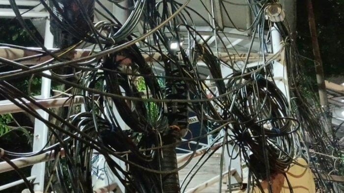 Viral Video JPO Otista Dipenuhi Kabel Semrawut: Kondisi Terkini dan Upaya Perbaikan