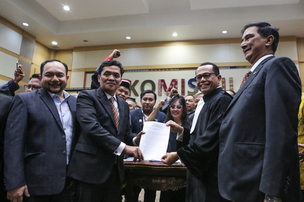 RUU KUHAP 2025 Aktivis Sorot Perubahan Hukum Nasional: Hujan Deras Tak Hentikan Demo Mahasiswa