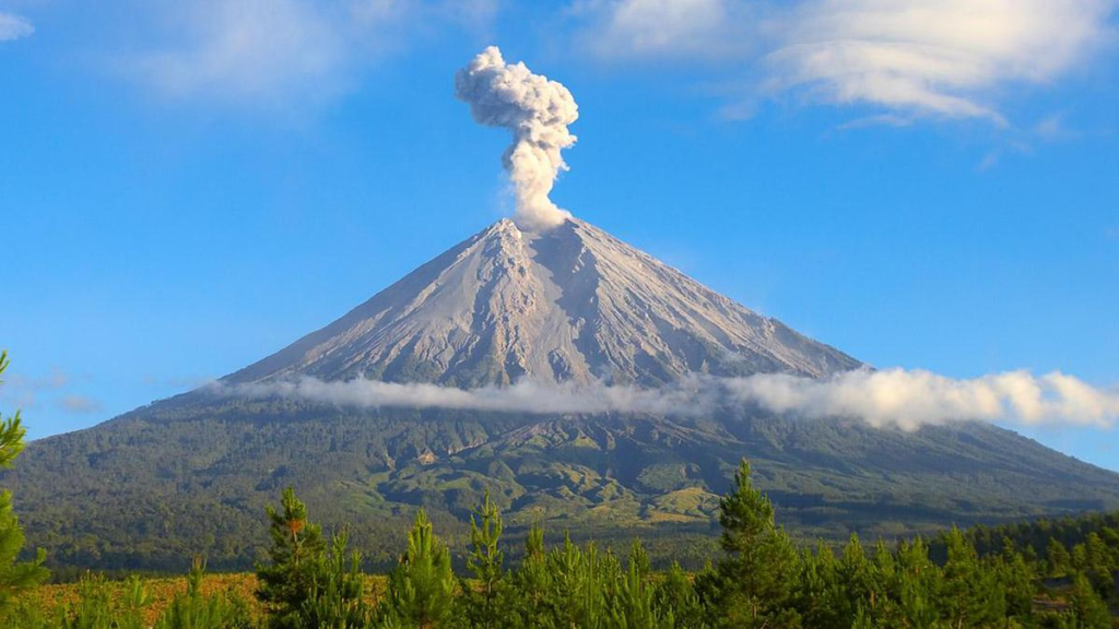 Gunung Semeru Erupsi 82 Kali, Update Aktivitas Terkini 2026
