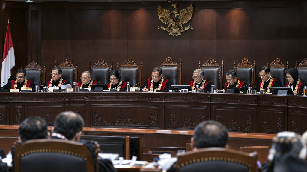 Barisan Majelis Hakim Konstitusi memimpin jalannya sidang pengujian syarat pencalonan sengketa pilpres di Mahkamah Konstitusi.