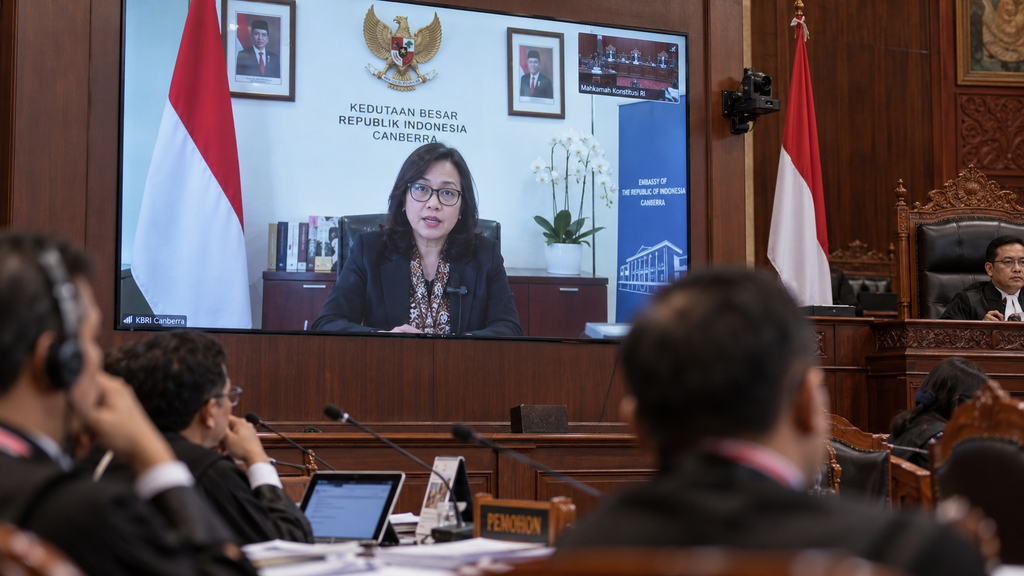 Layar monitor persidangan menampilkan kesaksian daring Atase Pendidikan KBRI Australia terkait basis data arsip kelulusan siswa.