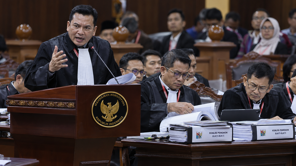 Tim kuasa hukum pemohon gugatan syarat ijazah menyampaikan pokok permohonan di hadapan Majelis Hakim MK.